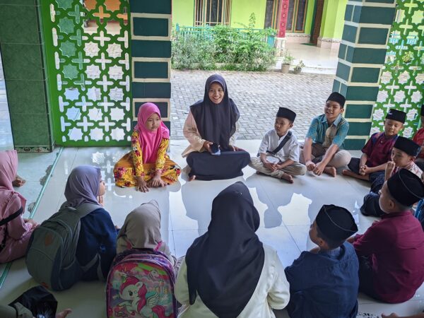 Mahasiswa KKN UNUGHA Cilacap Aktif Berpartisipasi dalam Pembelajaran di TPQ Nurul Hikmah