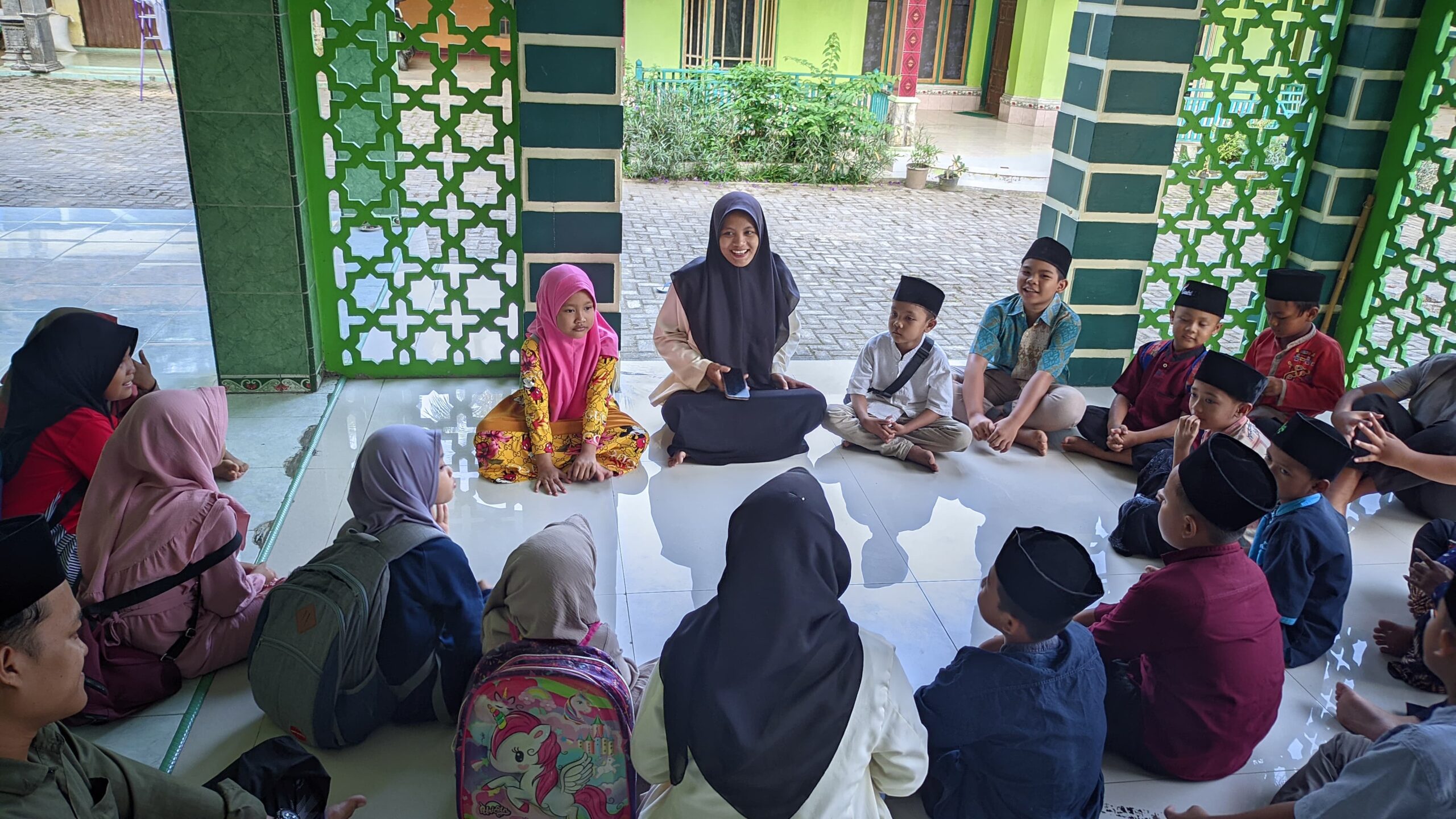 Mahasiswa KKN UNUGHA Cilacap Aktif Berpartisipasi dalam Pembelajaran di TPQ Nurul Hikmah